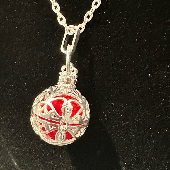 Diffuser sphere locket and chain - Picture 3 of 3